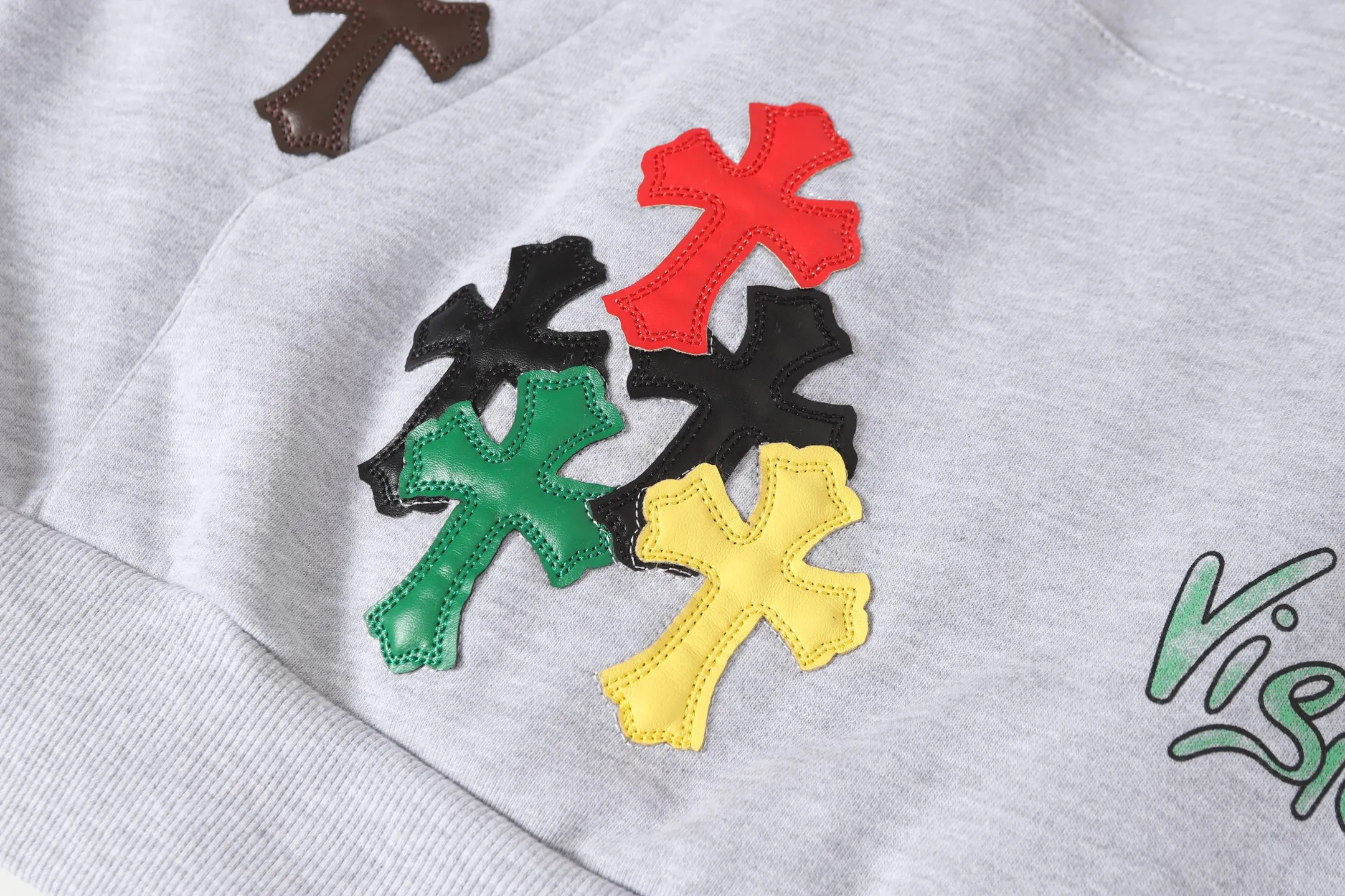 P280 #L3107 cross-border model. Those who pursue quality should not place an order. -Chrome Hearts/Chrome Hearts graffiti spoof printed leather cross✝️Hooded sweatshirt - High weight, high density and high quality. The wool is soft, delicate and skin-friendly. It feels soft and silky. It has excellent warmth and skin-friendly properties. XL
